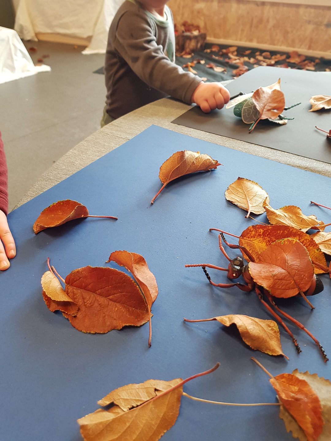 Barn med h&oslash;stblader