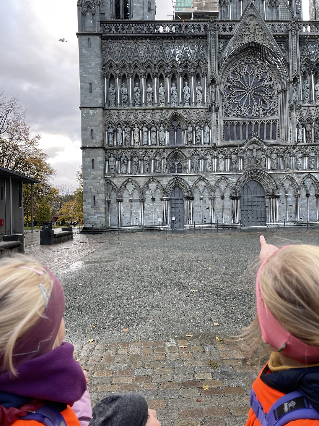 Barn ser p&aring; Nidarosdomen