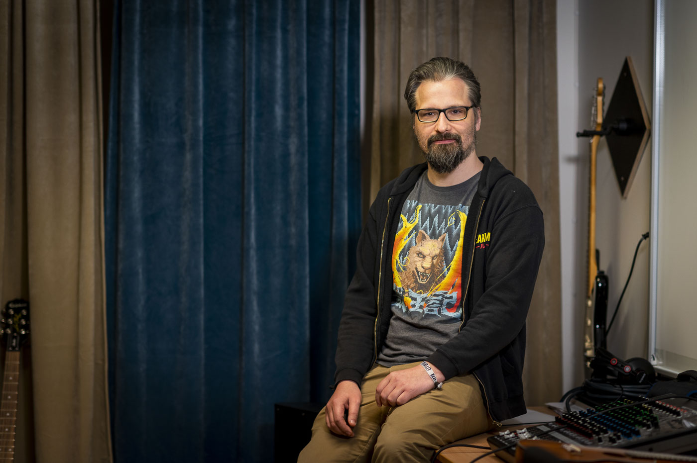 P&aring;l Tore sittende inne i fritidsklubbens lydrom.