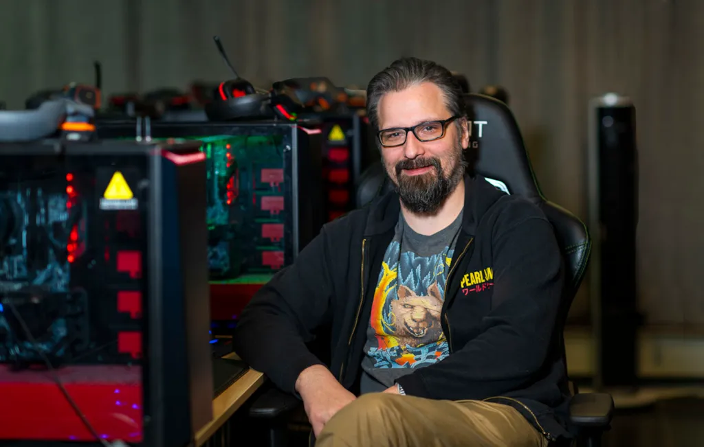 Pål Tore sitter på en stol ved siden av en rekke harddisker i gamingrommet på Lade fritidsklubb.