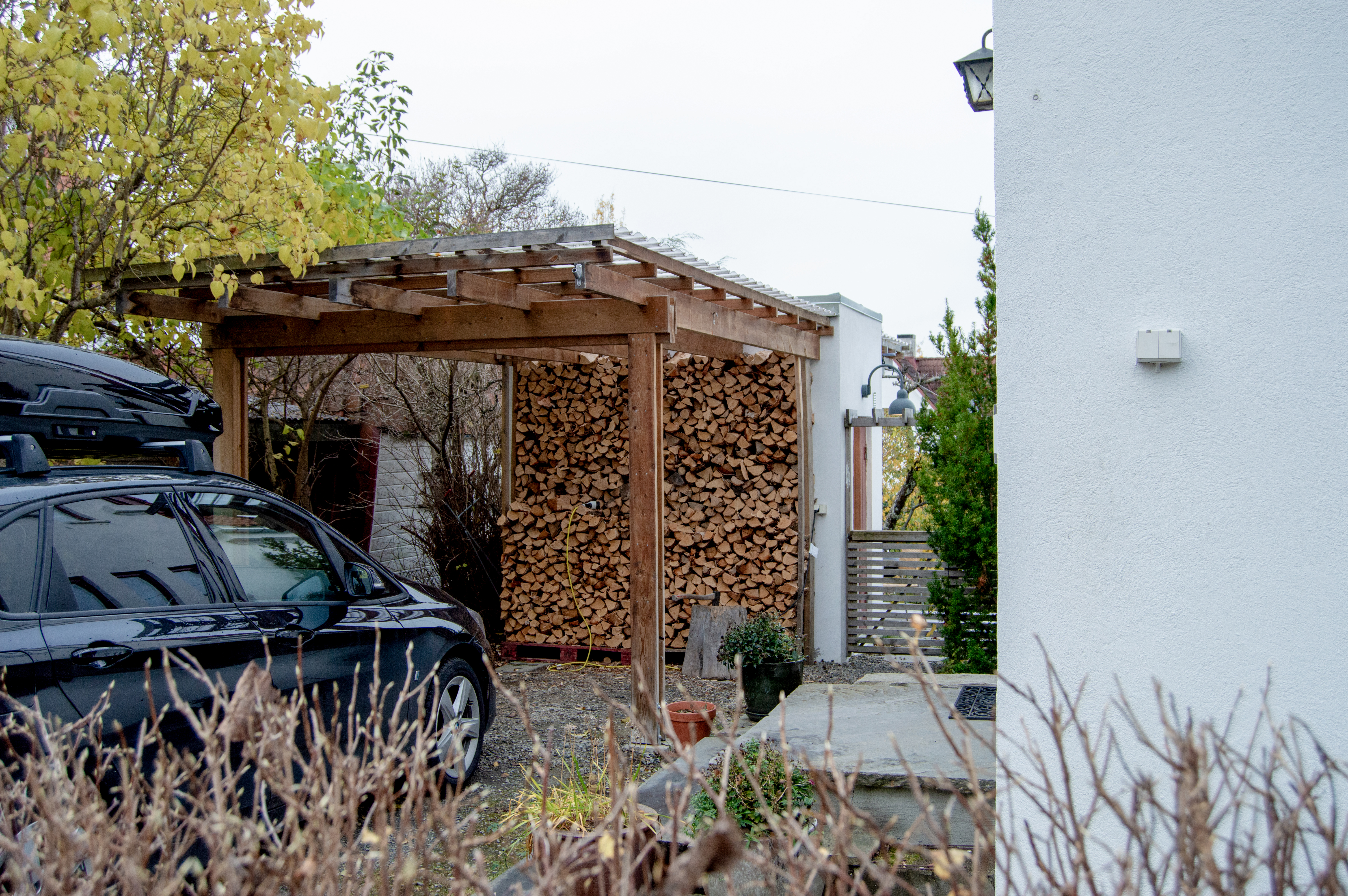 &Aring;pen carport i tre