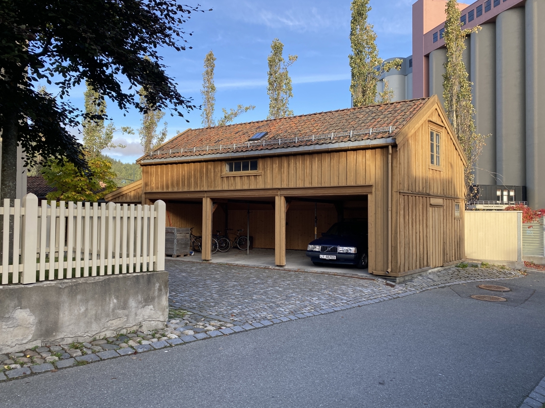 trippel grasaje i en og en halv etasje med brun trekledning