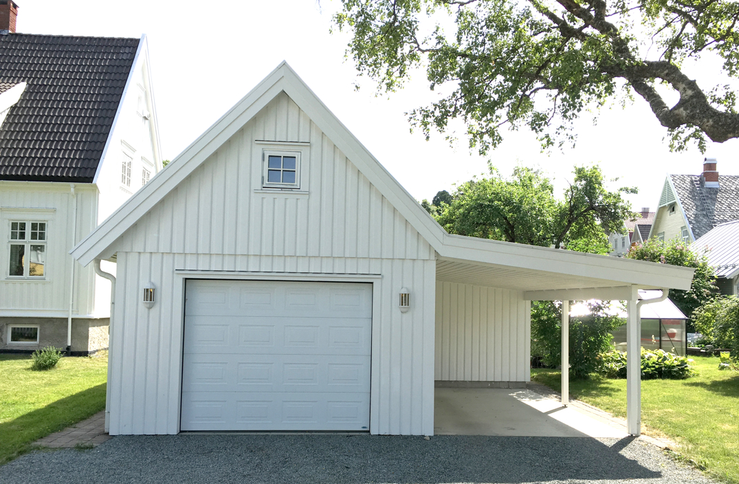 Enkel grasje med &aring;pen carport ved siden av . Hvit st&aring;ende kledning