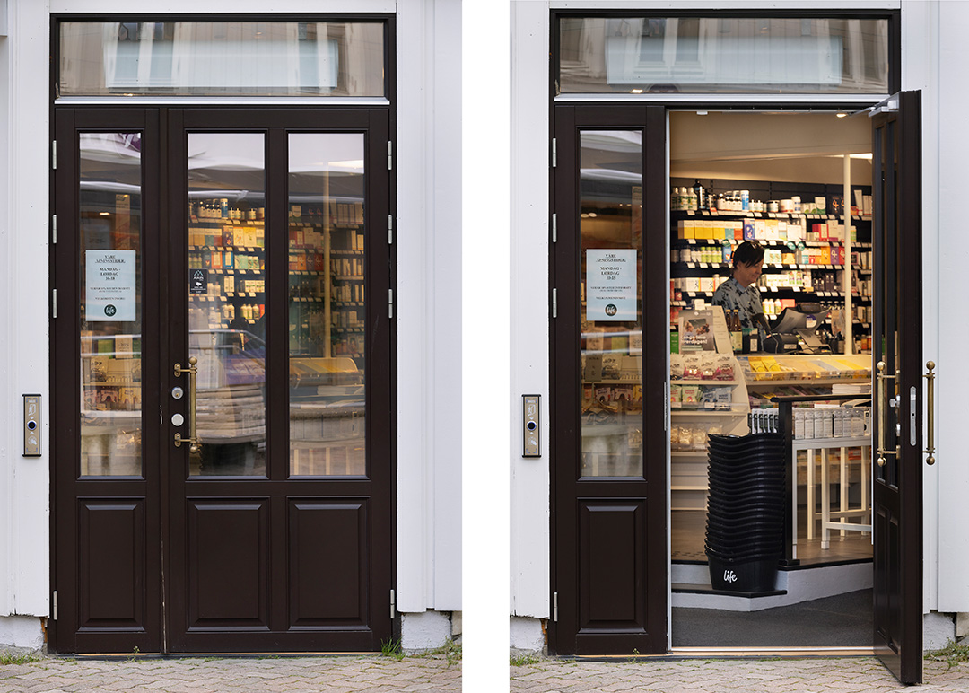 to bilder ved siden av hverandre som viser lukket d&oslash;r og &aring;pen d&oslash;r