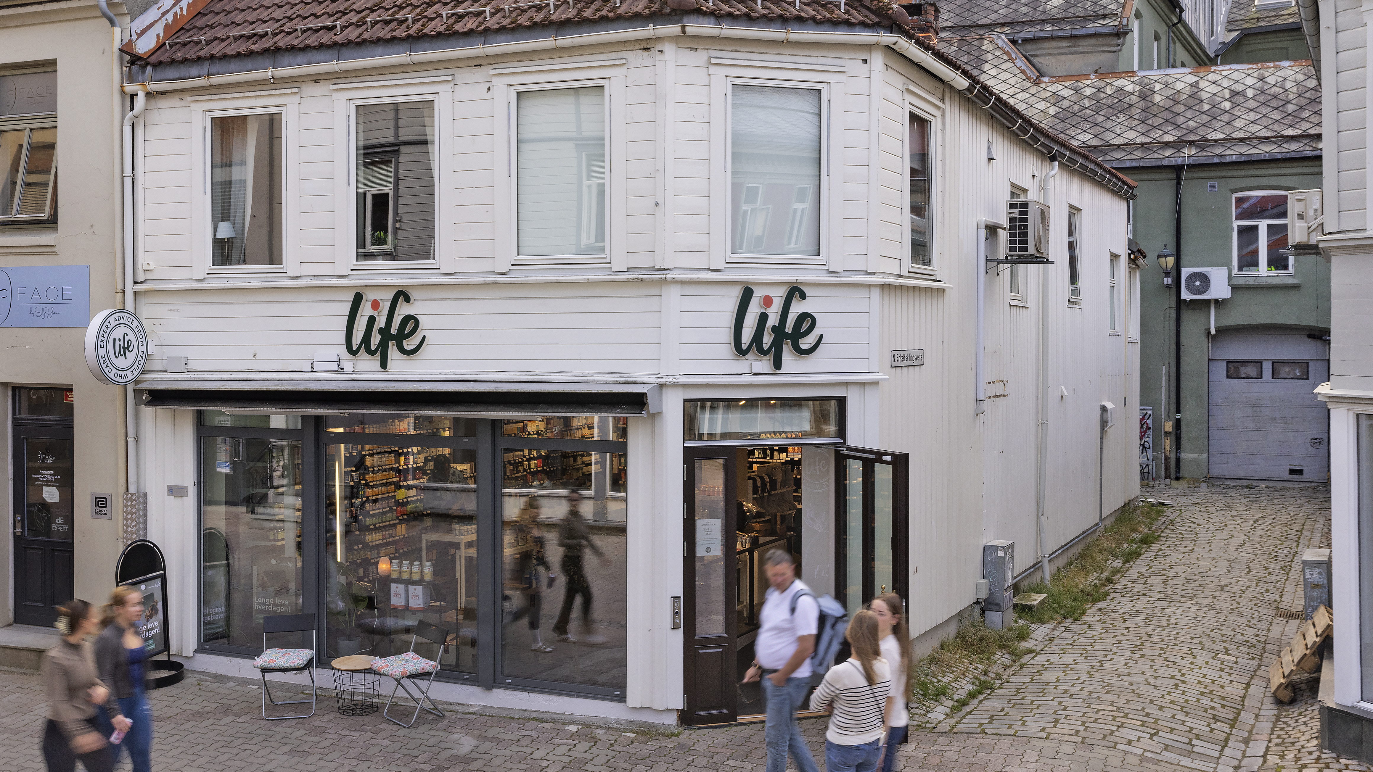 viser bygningen litt ovenfra med inngang p&aring; hj&oslash;rne