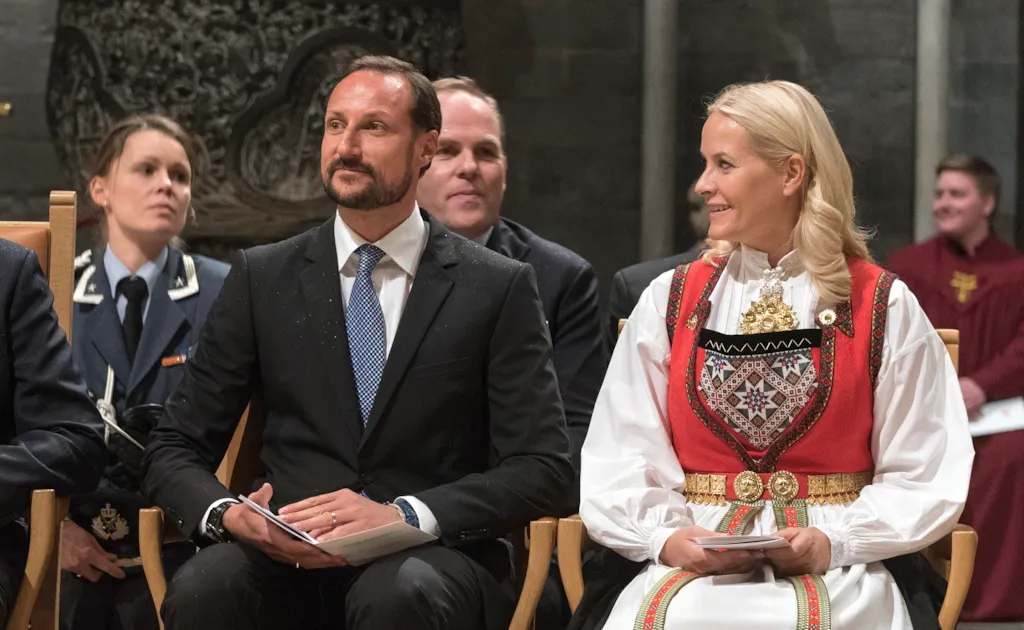 Arkivfoto av kronprinsparet fra et tidligere Trondheimsbesøk, sittende i Nidarosdomen.