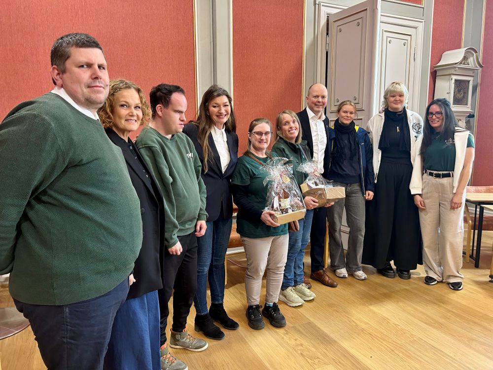 Byr&aring;d Merethe Baustad Ranum og byr&aring;dsleder Kjetil Reinskou sammen med delegasjonen fra Rotvoll.