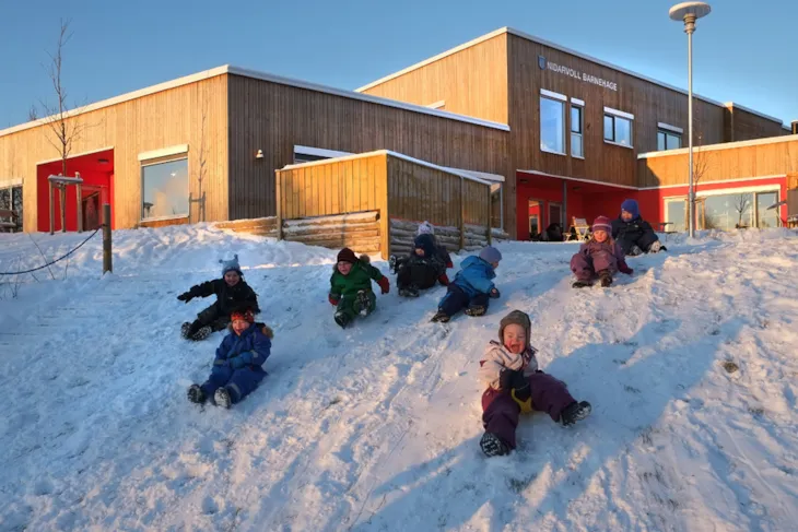 Nidarvoll barnehage: Barn som aker