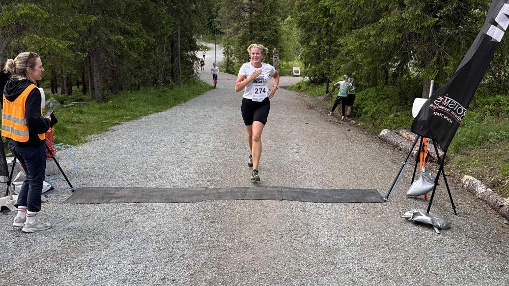 Siv Mari Forsmark løper på grusveg