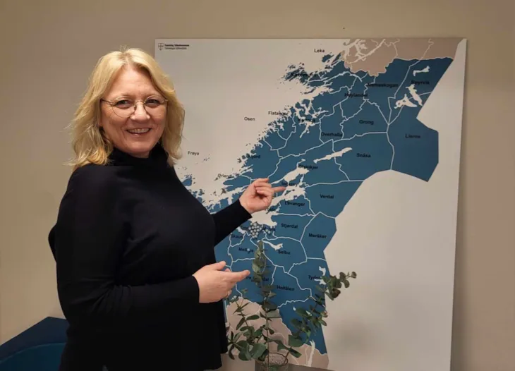 Kvinne peker på kart
