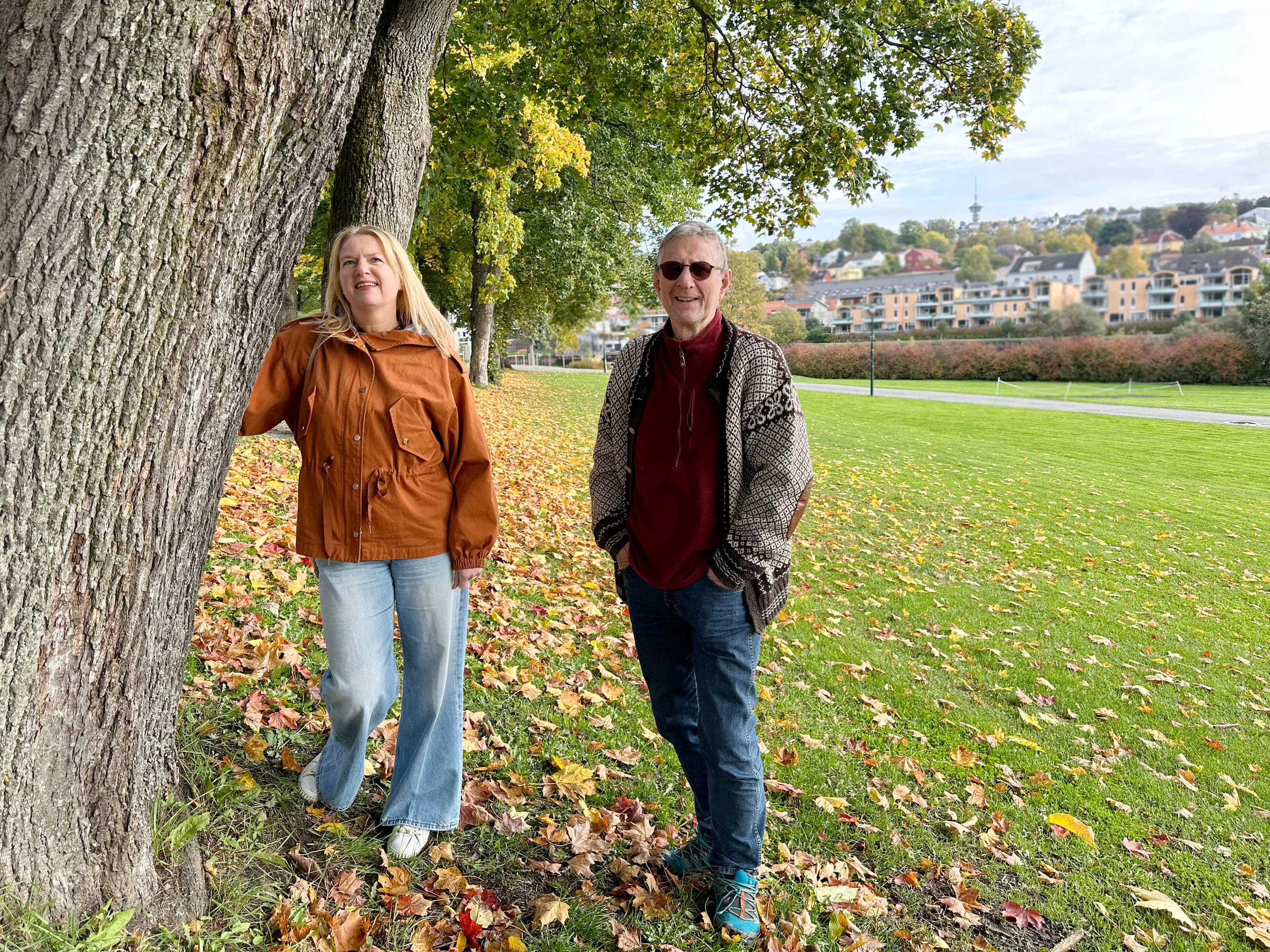 To personer st&aring;ende ved tre p&aring; Marinen