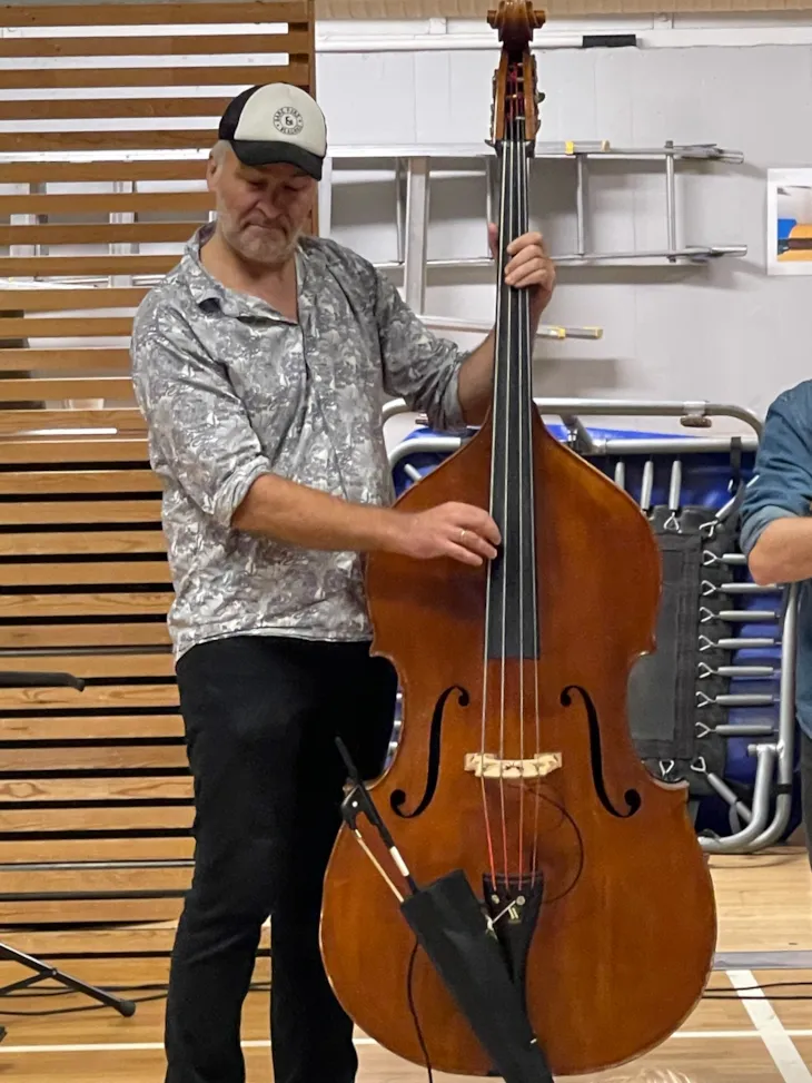 En mann med kontrabass