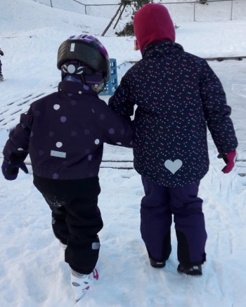 To barn på ski