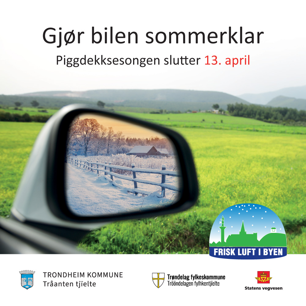 Bildet viser utsikten fra en bil, med et grønt jorde foran, og i speilet på bilen kan man se et snødekt landskap som blir lagt bak seg.