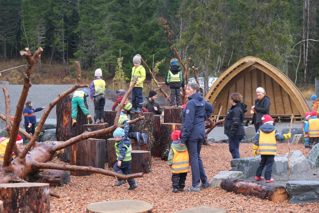 Barn leker i Granåsen aktivitetspark