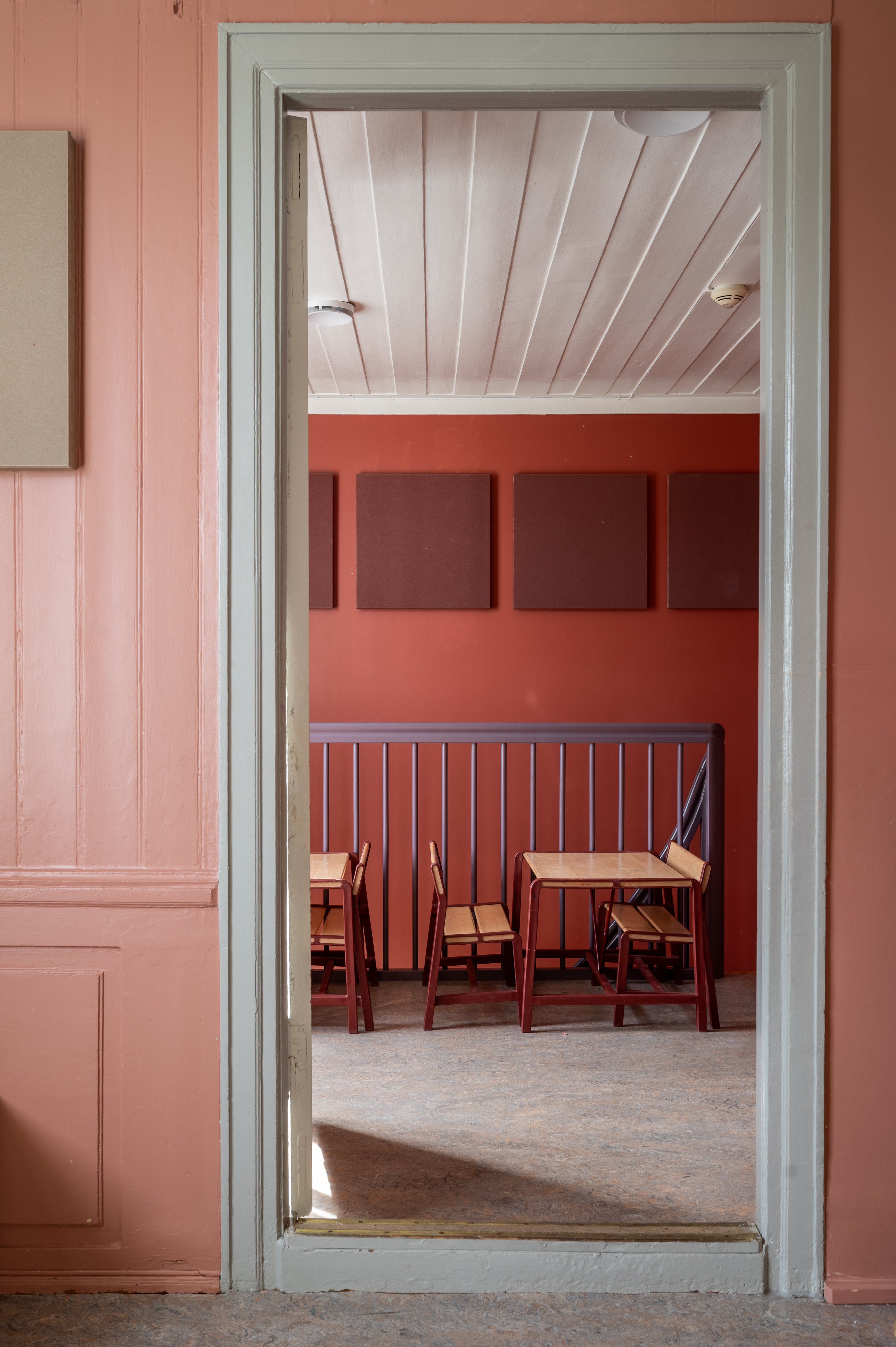 Små bord og stoler ved trappeoppgang