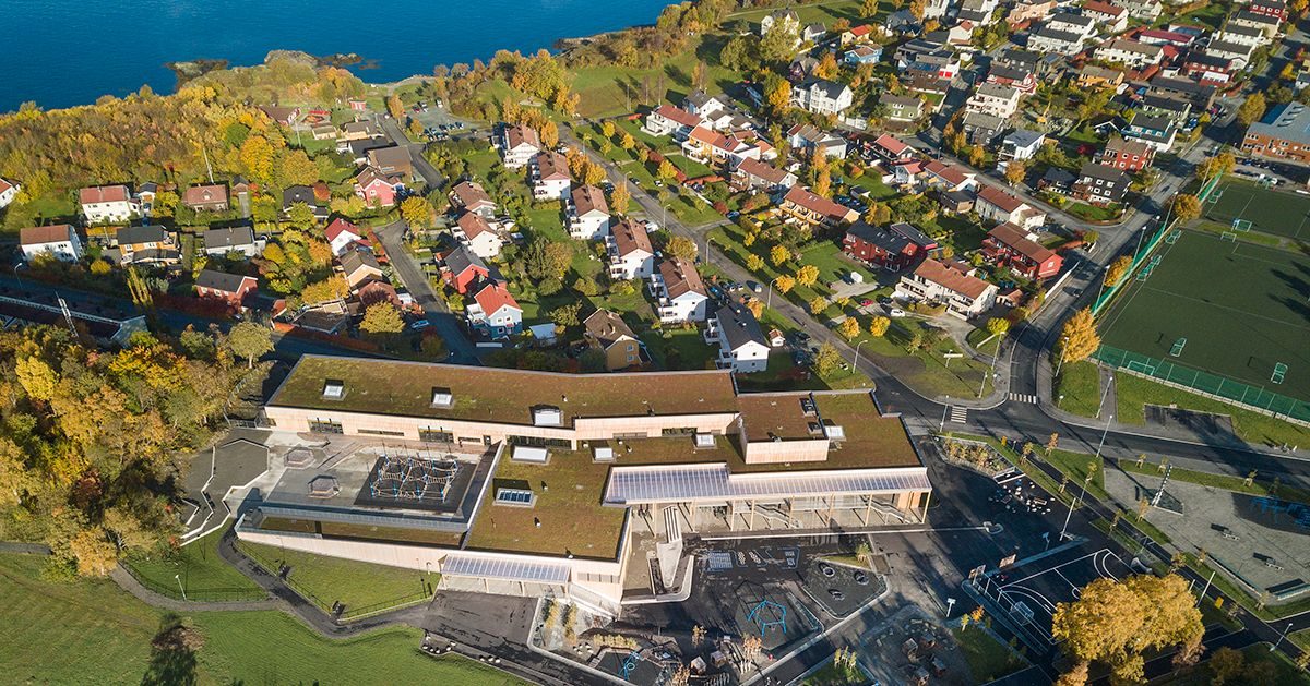 Dronefoto, Lade skole