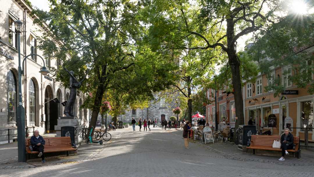G&aring;gaten Nordre gate med gr&oslash;nne tr&aelig;r og folk. 