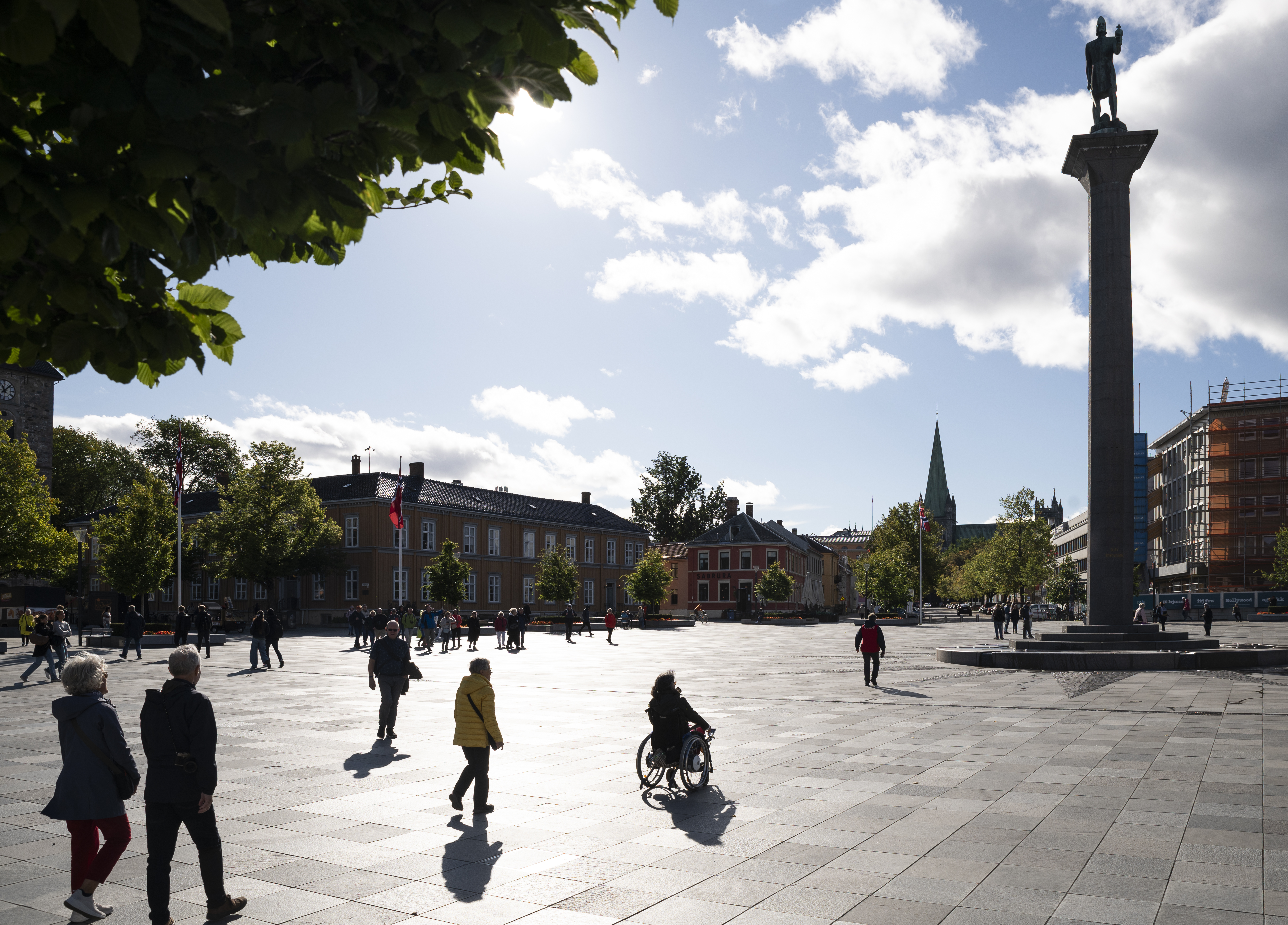 Folk som spaserer over Torvet