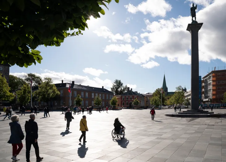 Folk som spaserer over Torvet