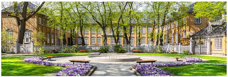 foto av stiftsgården i to etasjer med sidefløyer