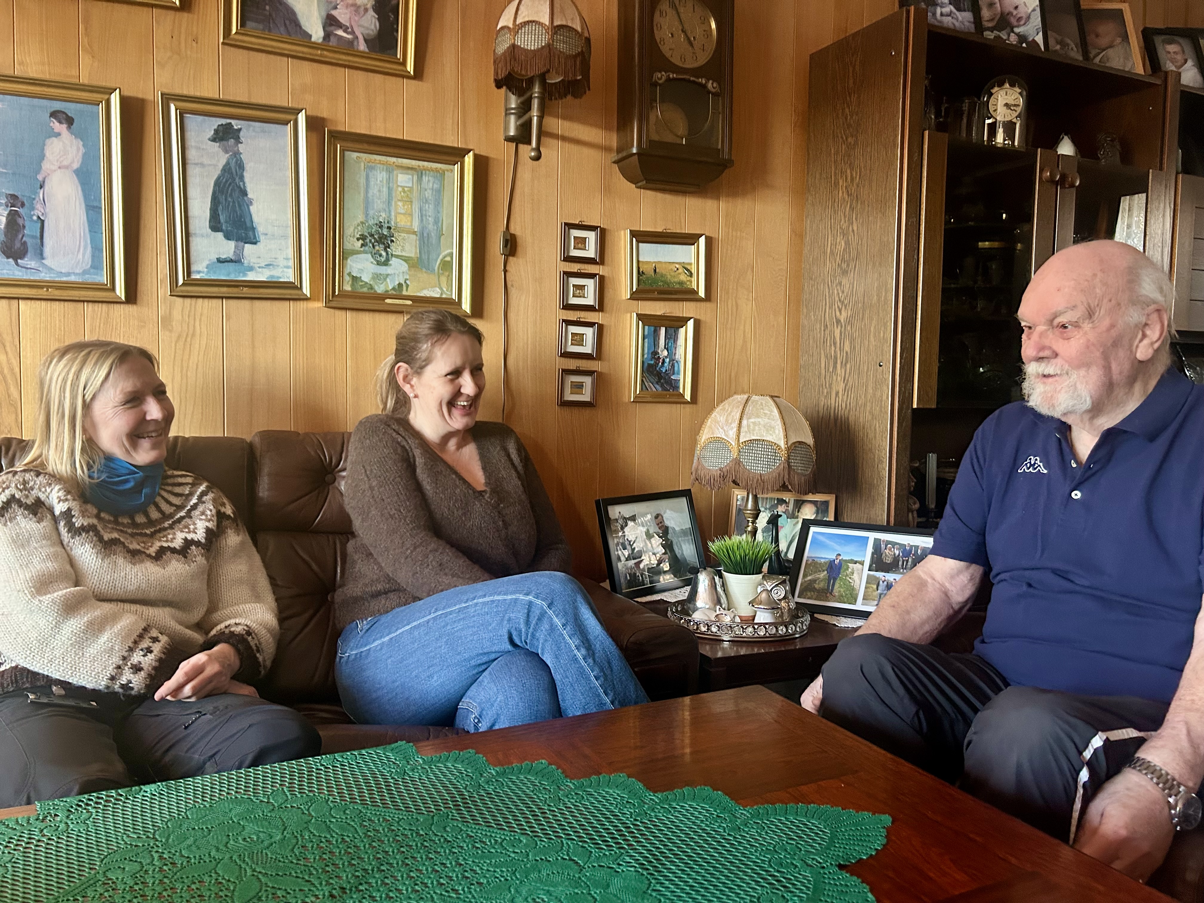 To damer på hjemmebsøk hos Leif