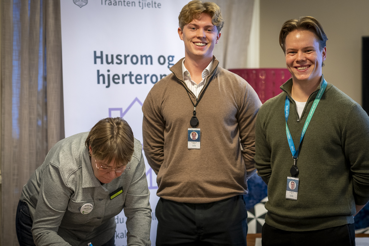 Tre smilende unge menn.