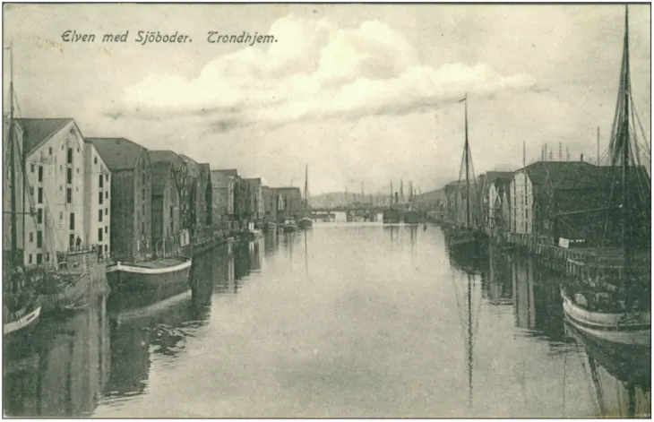 Postkort fra ca 1909 av Nidelva med brygger