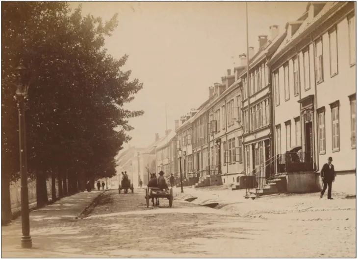 Foto av bygårdene på vestsida av Kjøpmannsgata