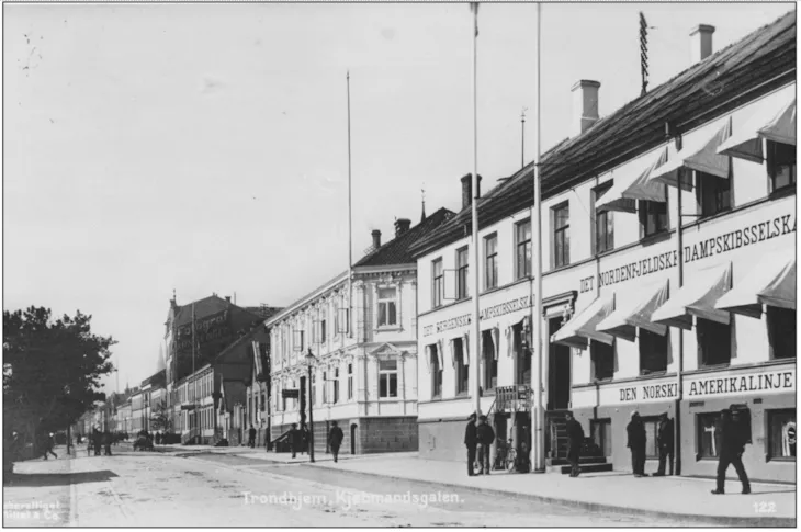 Eldre foto fra nordenden av Kjøpmannsgata.