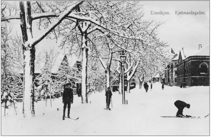 Eldre foto av barn som går på ski i Kjøpmannsgata.