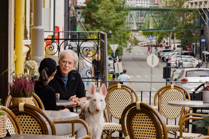 Folk på bydelskafe