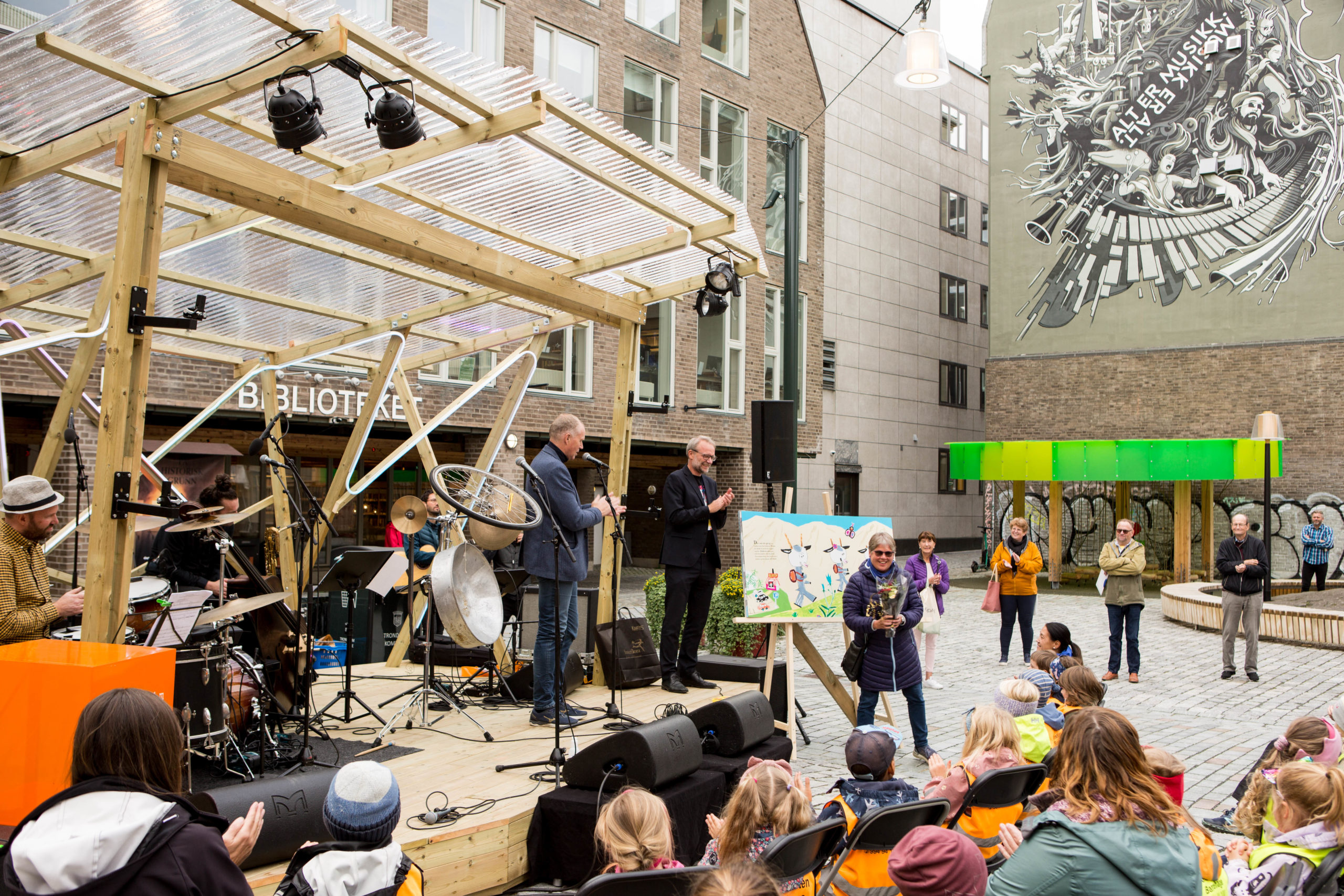 Utescene med mennesker og band