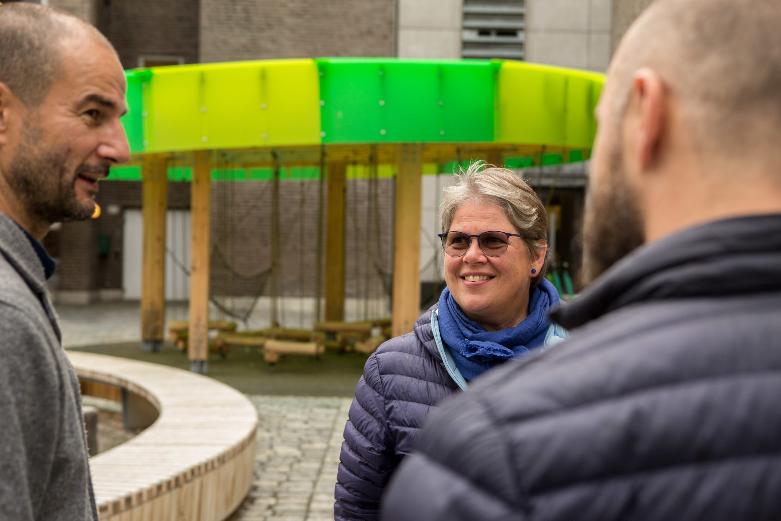 Tre personer i passiar p&aring; Peter Egges plass