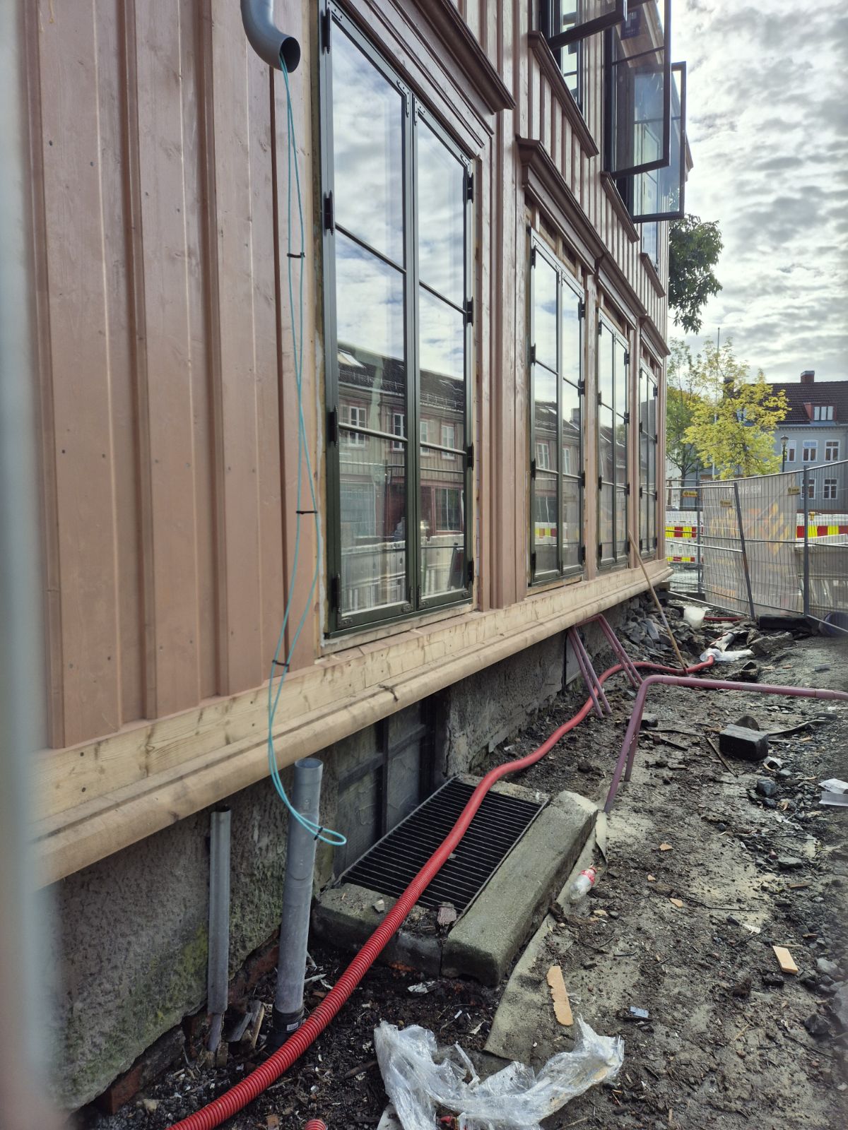Vegg som viser plass under vannbrett for innhenting av luft