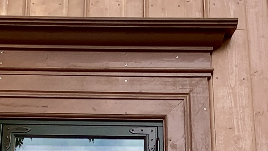 Detalj av listverk over vinduer