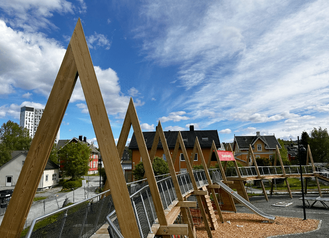 Trekonstruksjon i to etasjer som lekestativ