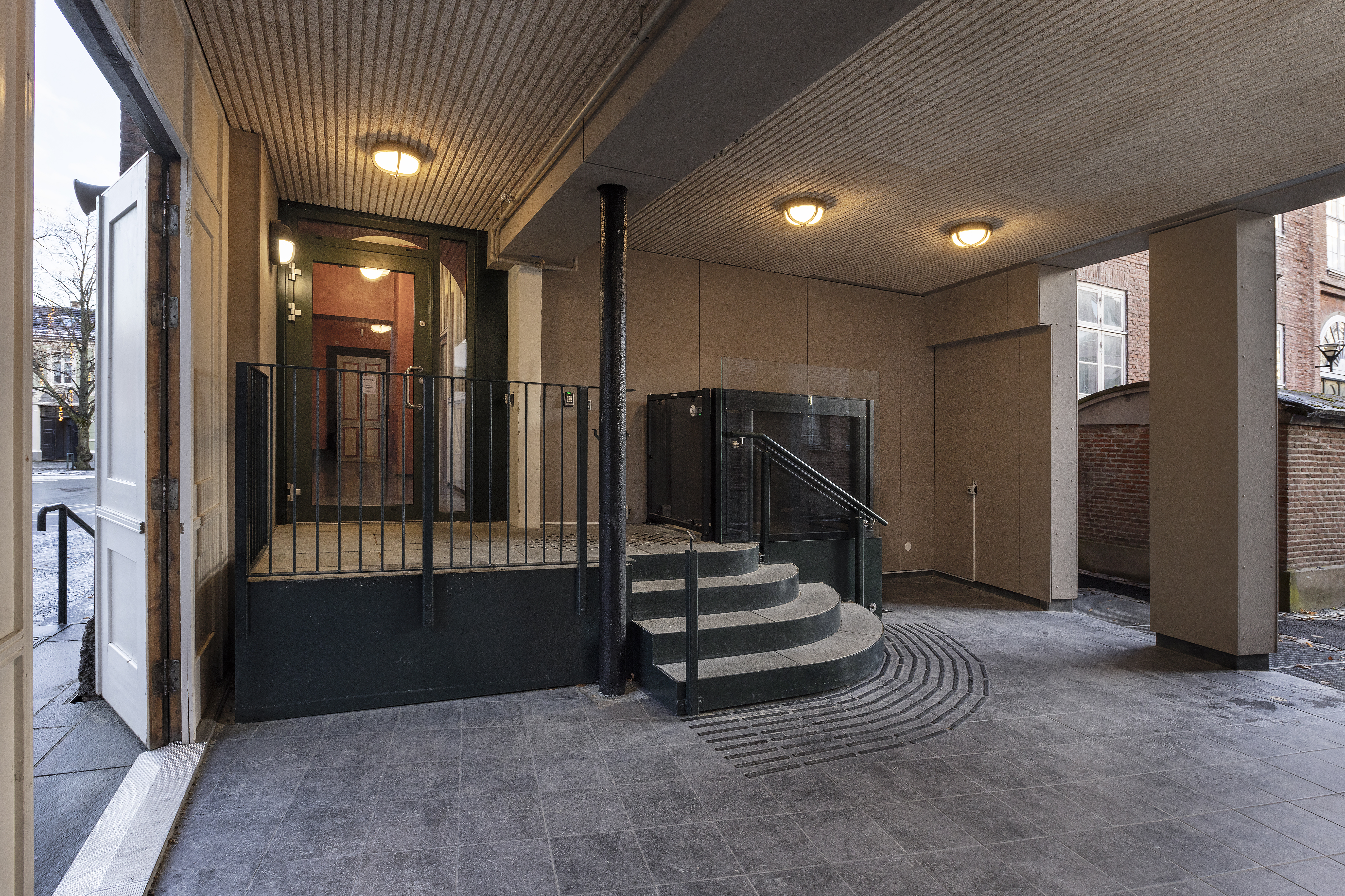 Løfteplattform og trapp i passjen mellom Katedralskolen og harsdorfbygningen