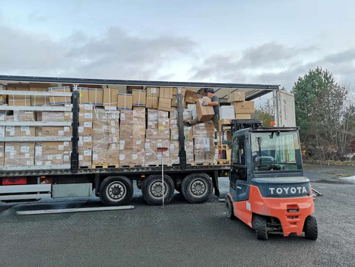 Bilde av eskene som lastet inn i traileren