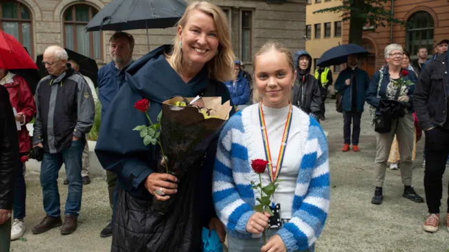 To kvinner med hver sin rose i hånda. Kvinnen til venstre er regionleder i Amnesty og kvinnen til høyre er fra Ungdommens bystyre.