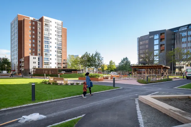 Boligblokker i grønne omgivelser på Tempe