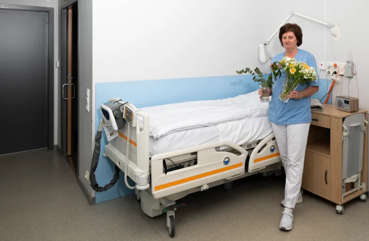 Tone med blomster på pasientrom