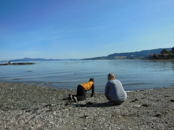 Elev og lærer utforsker fjæra