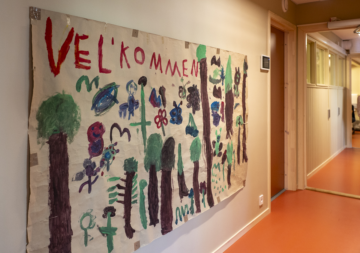 Bilde av et kunstverk hvor det står "velkommen"