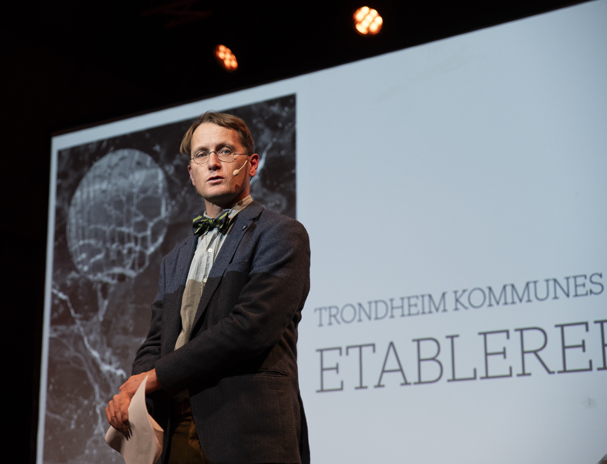 Trond &Aring;m p&aring; scenen