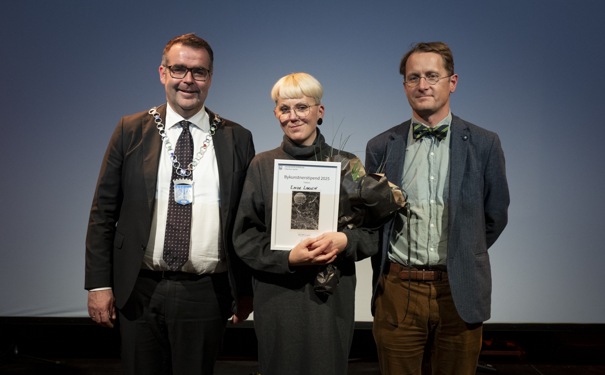 Gruppebilde av ordfører Kent Ranum, bykunstner i 2026 Edvine Larssen og byråd for kultur, idrett og friluftsliv, Trond Åm