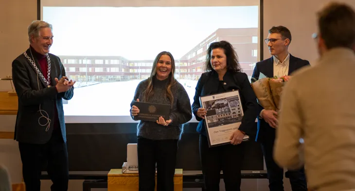 En smilende Lisa Johansen etter å ha mottatt prisen.