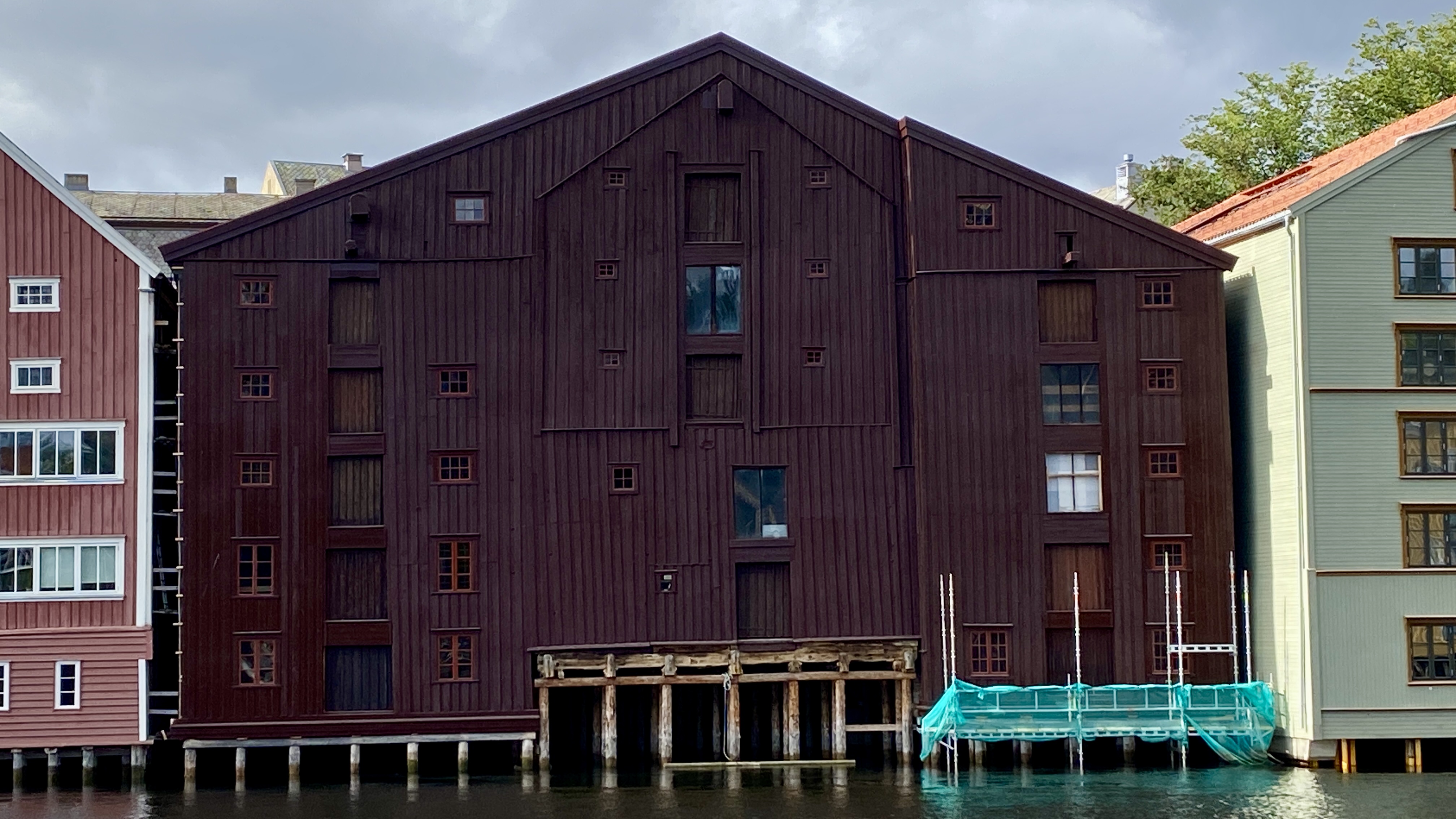 Fasaden til en av bryggene i Trondheim