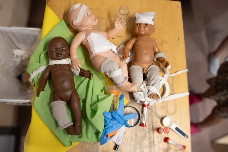 Dukker med plaster og bandasjer.