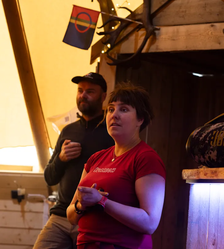 Stian og Sissel står i lavvoen og forteller om reindrifta.